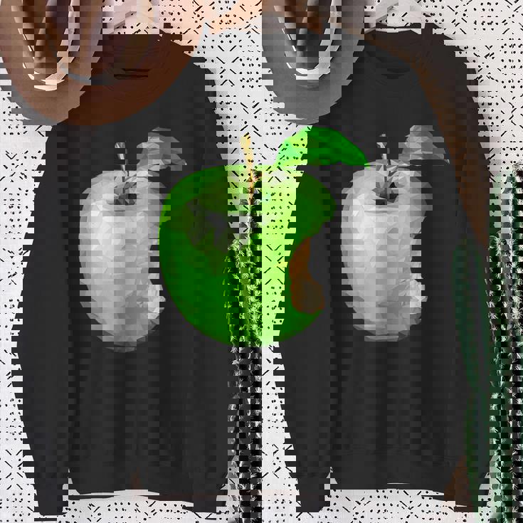 噛まれた青リンゴのイラスト スウェットシャツ 年配の女性への贈り物