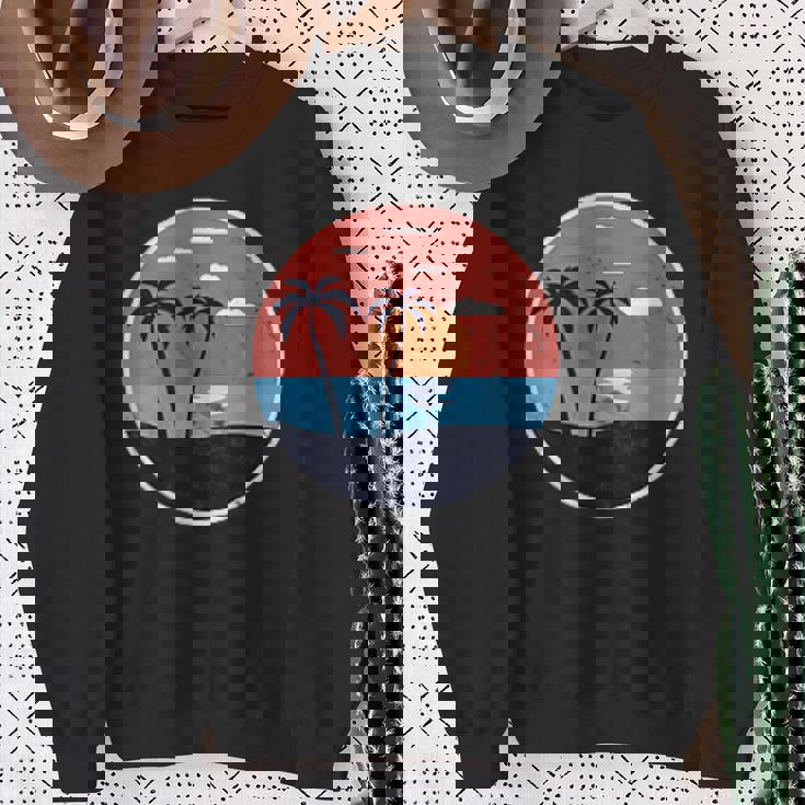 夏のビーチパームグラフィックポケットパッチバッジアイコンミニマリスト。 スウェットシャツ 年配の女性への贈り物