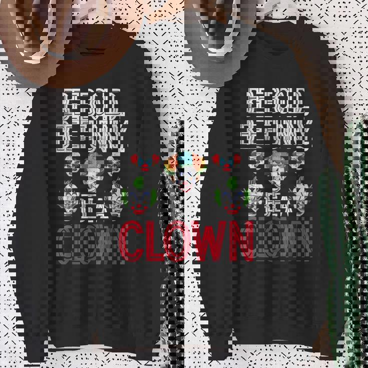 大胆になれ、面白くなりまくれ スウェットシャツ 年配の女性への贈り物