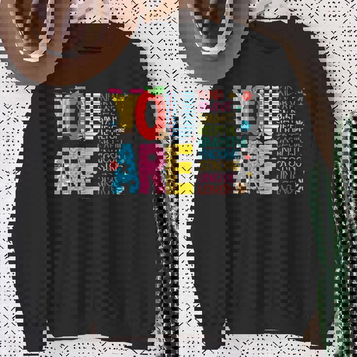 学校の初日に、あなたは素敵で、勇敢で、インスピレーションを与える先生です。 スウェットシャツ 年配の女性への贈り物