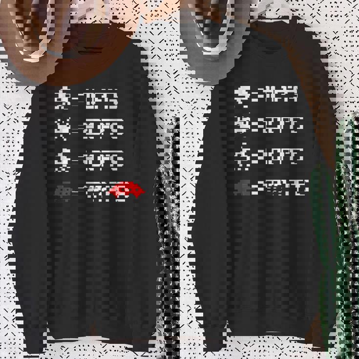 宇宙からのレトロなエイリアンインベーダー 80年代8ビットビデオゲームシャツ スウェットシャツ 年配の女性への贈り物