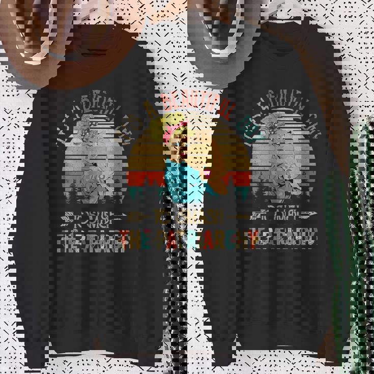 家父長制を打ち砕くには美しい日だ、面白いフェミニズム スウェットシャツ 年配の女性への贈り物