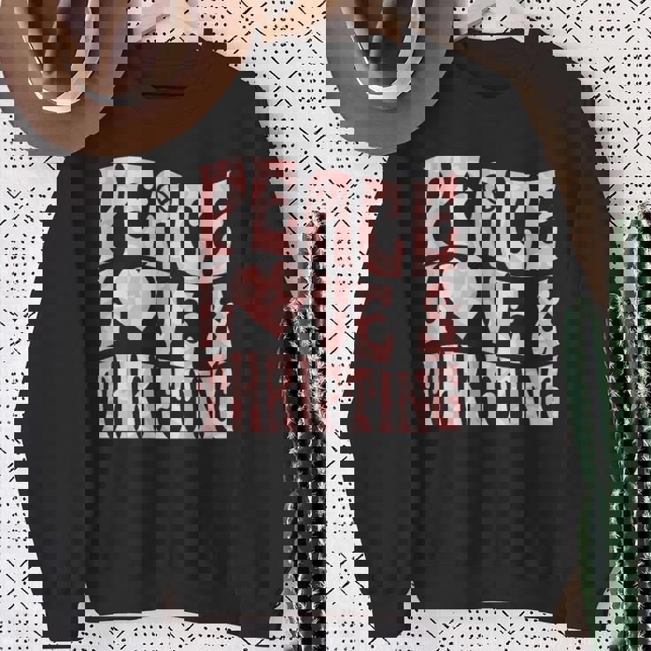 平和の愛と倹約心と平和のシンボル。 スウェットシャツ 年配の女性への贈り物