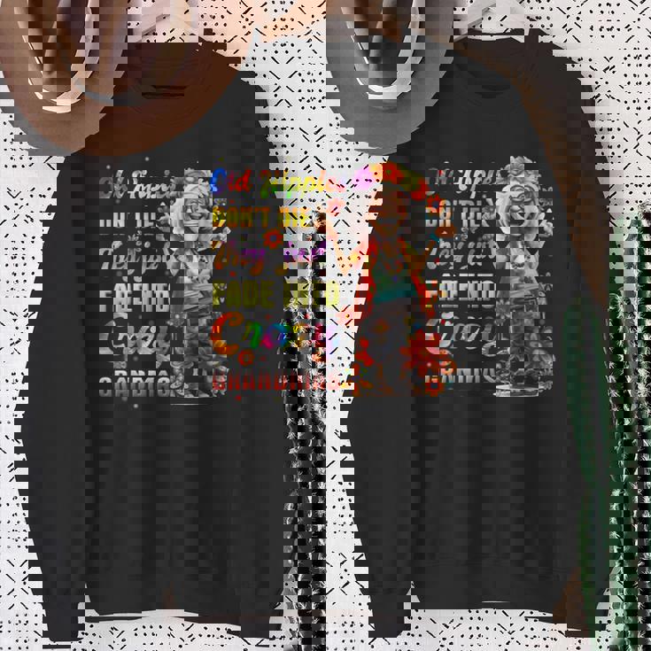 年老いたヒッピーは死なない、ただ狂ったおばあちゃんに消えていくだけ スウェットシャツ 年配の女性への贈り物