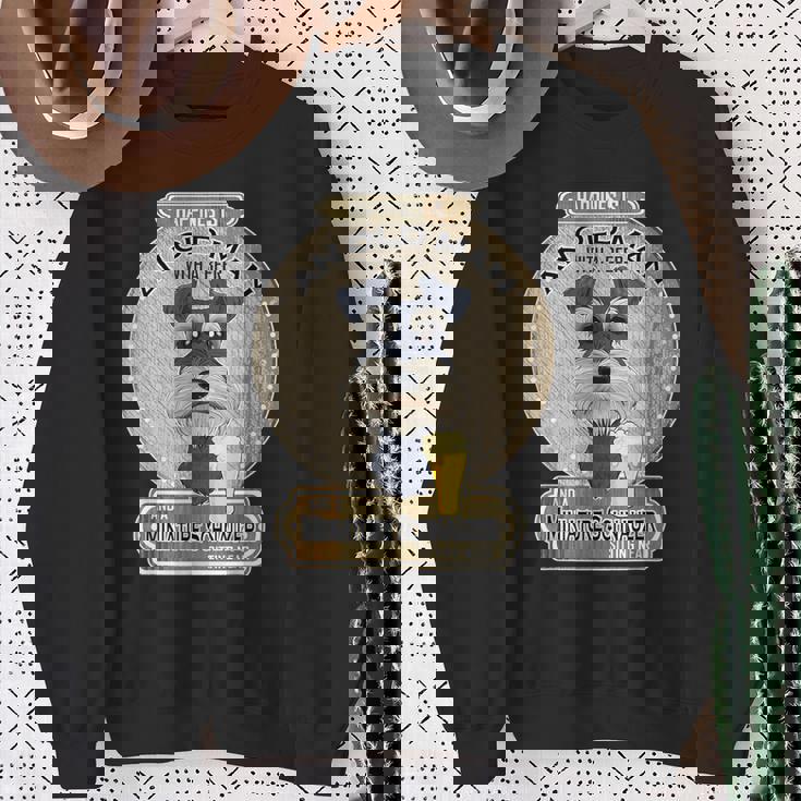 幸せはビールを持った老人にある ミニチュア・シュナウザー スウェットシャツ 年配の女性への贈り物