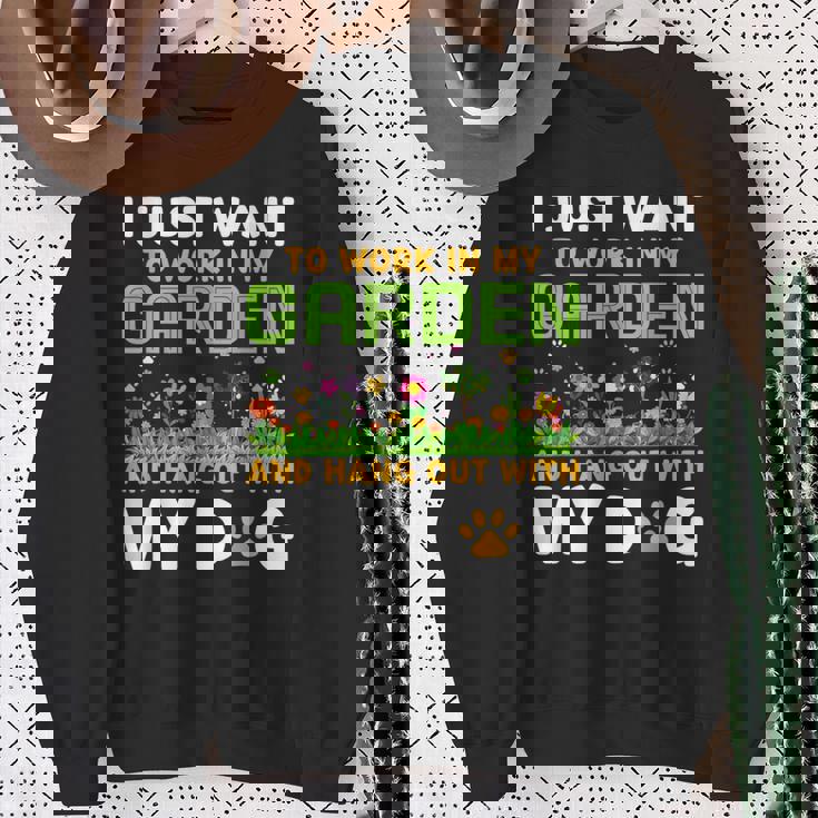 庭で働いて犬とたむろしたい スウェットシャツ 年配の女性への贈り物