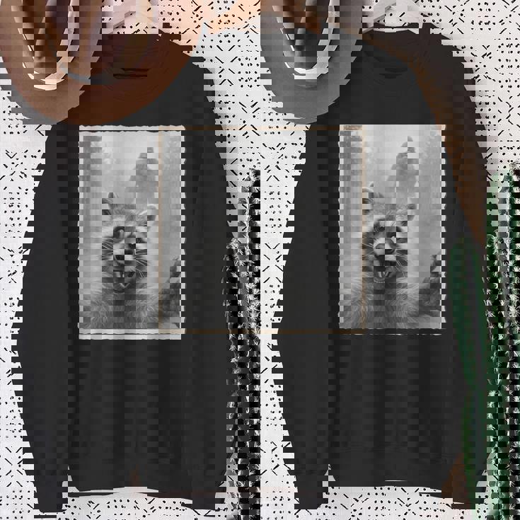 怖いアライグマのセルフィーとビッグフット&面白いサスカッチ。 スウェットシャツ 年配の女性への贈り物