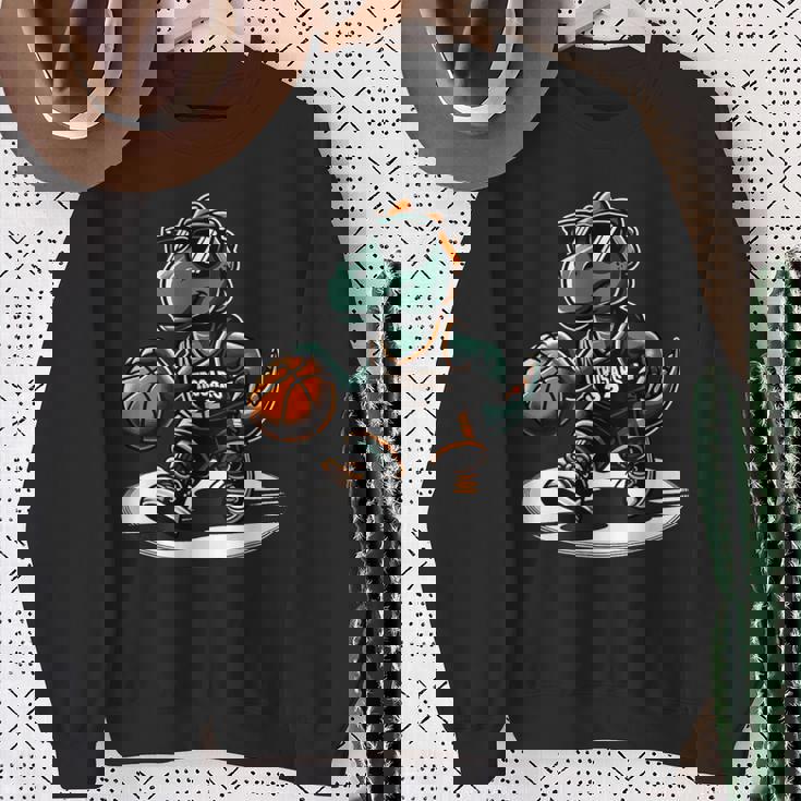 恐竜 バスケットボール T-Rex スポーツプレーヤー コーチ 面白い 男の子向け スウェットシャツ 年配の女性への贈り物