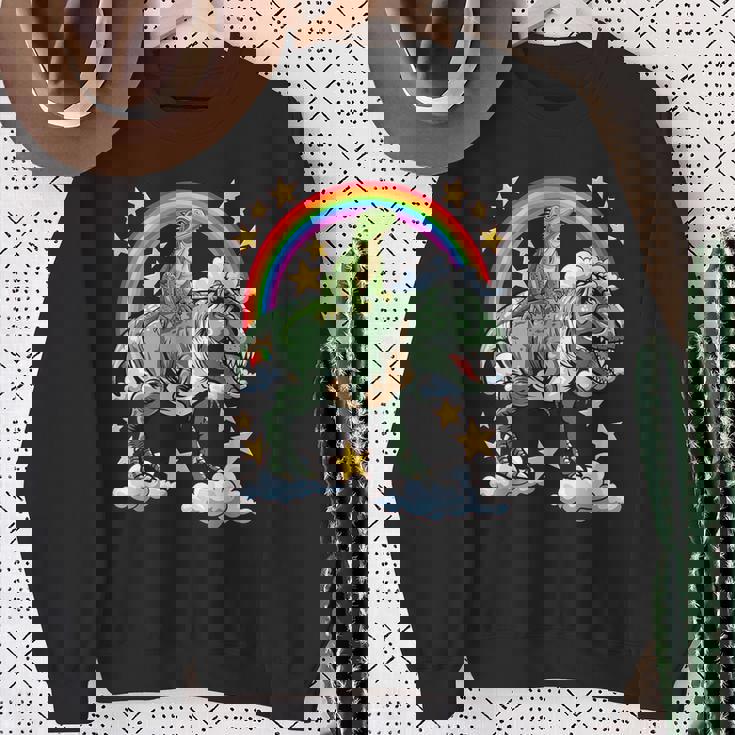 恐竜恐竜に乗る緑のイグアナ スウェットシャツ 年配の女性への贈り物