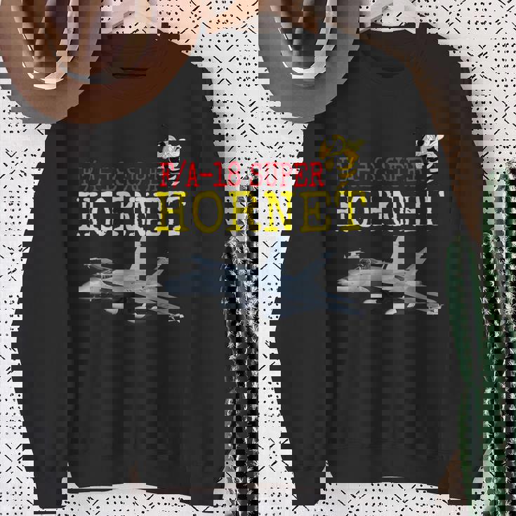 愛国的なアメリカ海軍「FA-18 スーパーホーネット」 In Action。 スウェットシャツ 年配の女性への贈り物