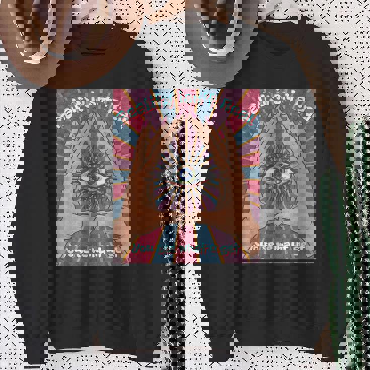 手、三角形、すべてが見える目を持つイルミナティデザイン。 スウェットシャツ 年配の女性への贈り物