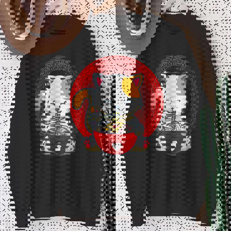 日本のカワイイ アニメ 猫 麺丼 猫 ラーメンを食べる スウェットシャツ 年配の女性への贈り物