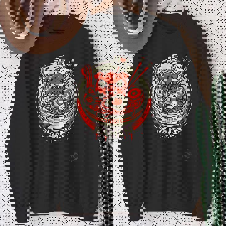 日本のラーメンは豚が大好き、ラーメンが大好き スウェットシャツ 年配の女性への贈り物