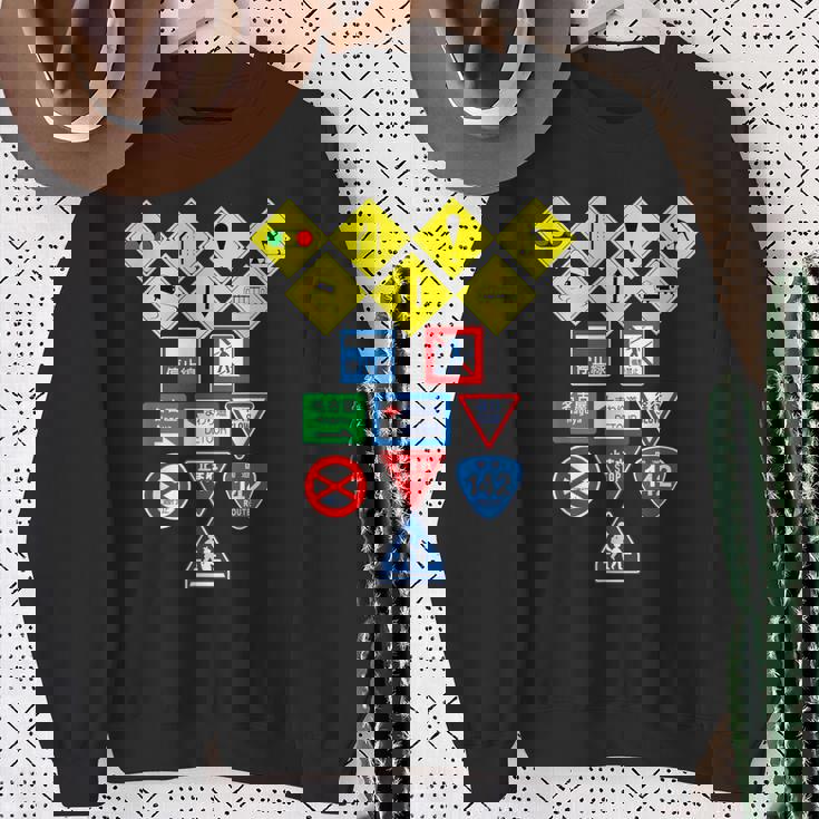 日本の道路標識、日本の交通警告シンボルグラフィック。 スウェットシャツ 年配の女性への贈り物