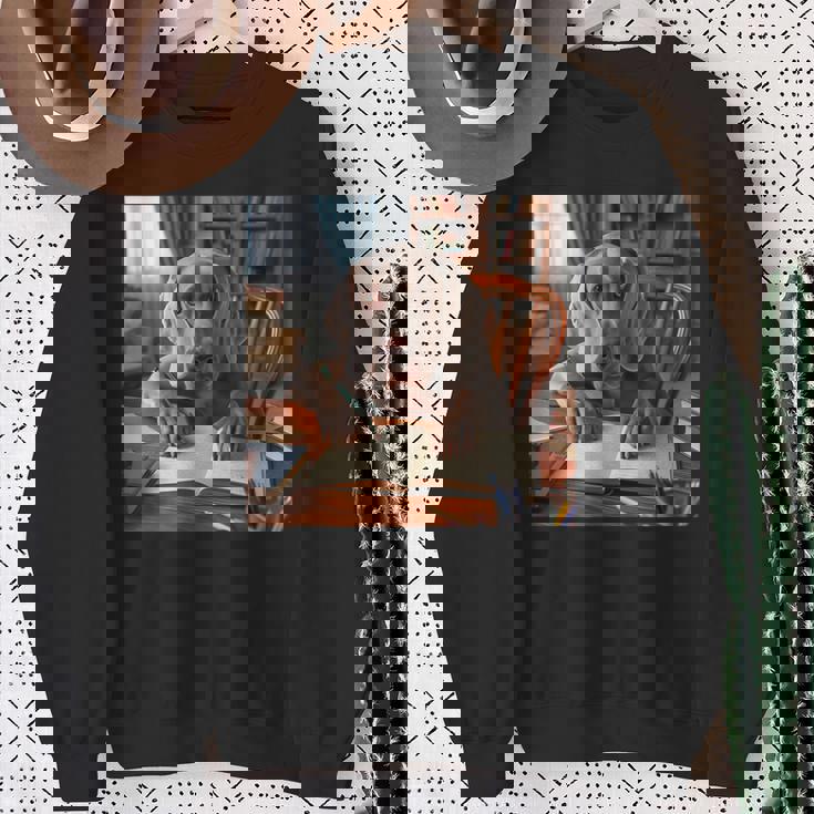 書斎でワイマラナー犬を書く詩 3 スウェットシャツ 年配の女性への贈り物