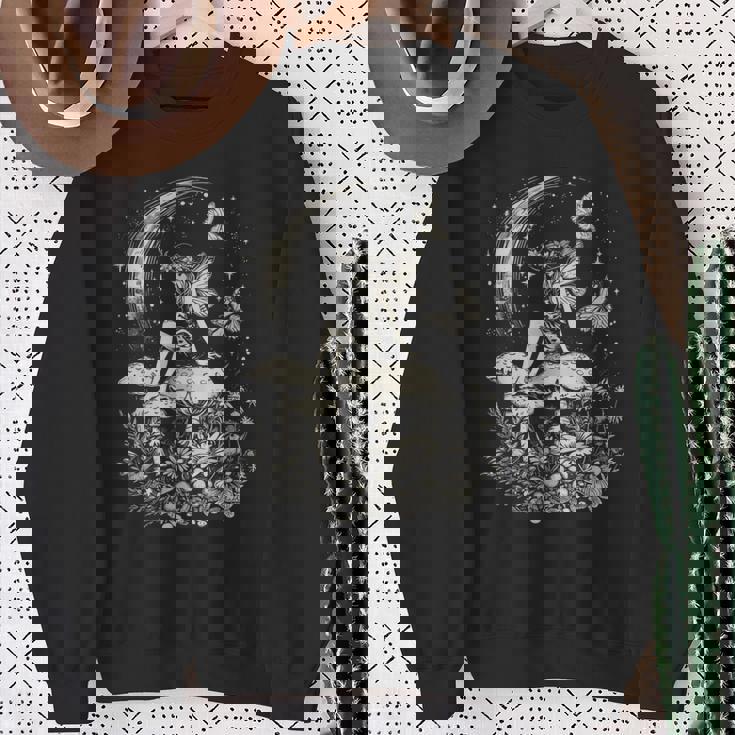 月と星の下のキノコに座る妖精 スウェットシャツ 年配の女性への贈り物