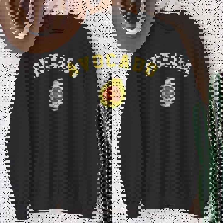 楽しいアボカドの面白いカレッジチームロゴ 英語の言葉 スウェットシャツ 年配の女性への贈り物