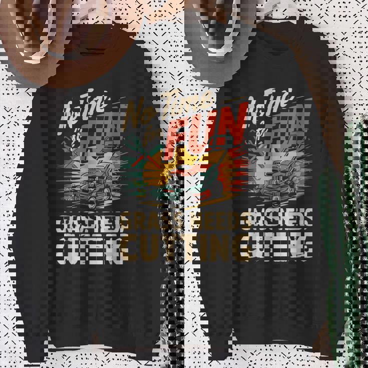 楽しい草刈りの必要がない 面白い芝刈り スウェットシャツ 年配の女性への贈り物