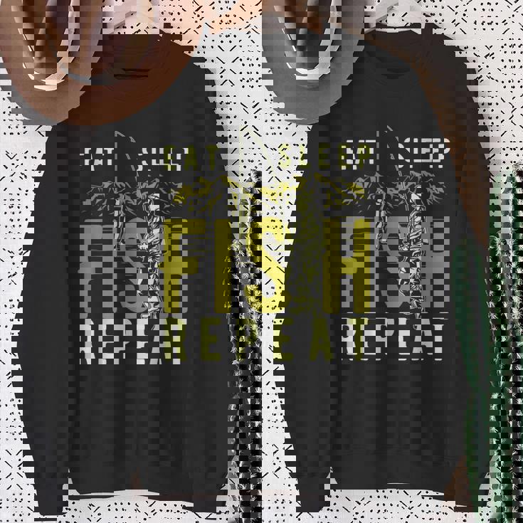 漁師のために睡眠魚を繰り返し面白い引用を食べる スウェットシャツ 年配の女性への贈り物