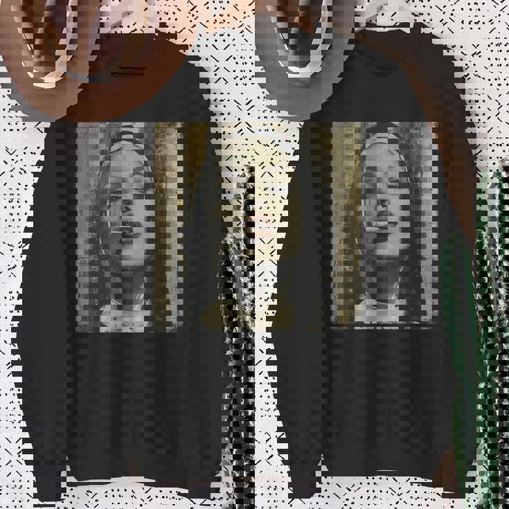 熱い尼僧がタバコを吸う、反抗的な尼僧 スウェットシャツ 年配の女性への贈り物