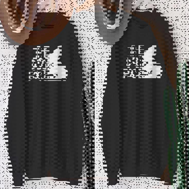 犬の顔のデザイン The Dog Face スウェットシャツ 年配の女性への贈り物