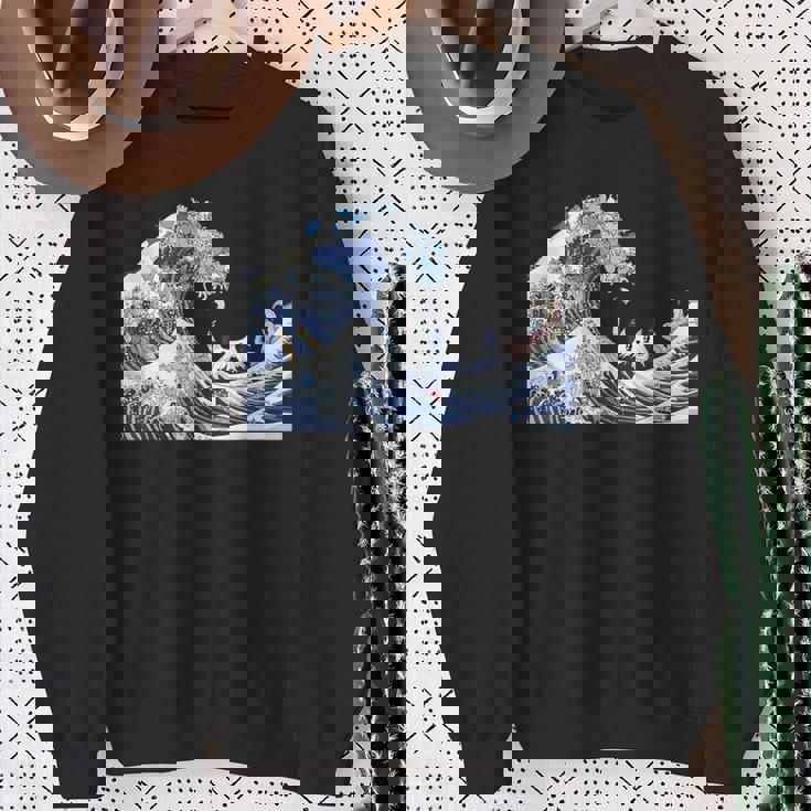 猫がサーフィンをする神奈川の大波 面白い猫の波 かわいい猫、猫好き、かわいい猫 スウェットシャツ 年配の女性への贈り物