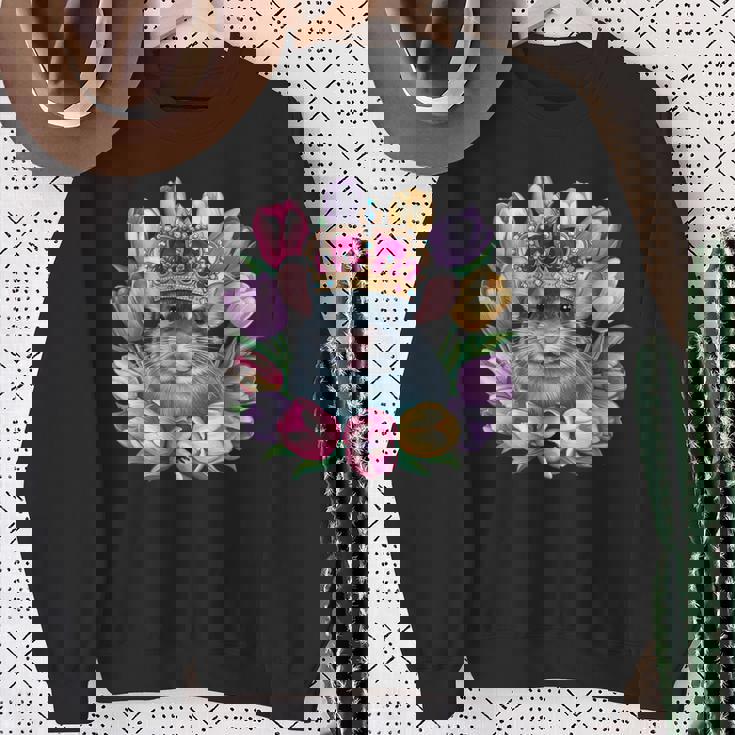 王冠とカラフルなチューリップを持つかわいいチンチラ スウェットシャツ 年配の女性への贈り物