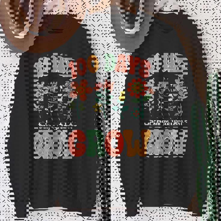 生徒たちの成長を見守る100日 学校教師の100日 スウェットシャツ 年配の女性への贈り物