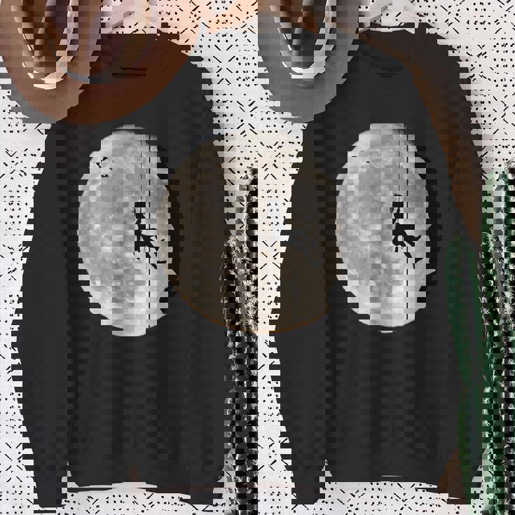 登山、フリークライミング、登山、ボルダリング、月 スウェットシャツ 年配の女性への贈り物