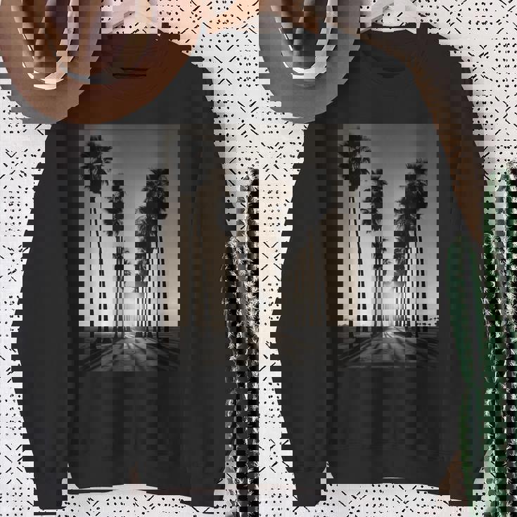 白黒写真 ヤシの木の夕日 ビンテージ写真 スウェットシャツ 年配の女性への贈り物