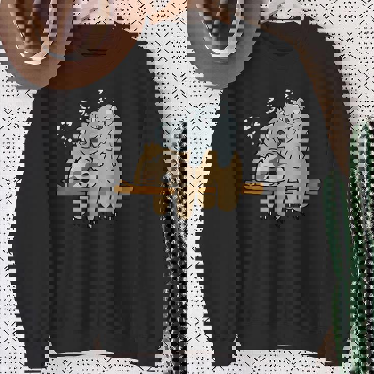 眠っているかわいい怠け者ナマケモノ ベビーコアラ ママベア昼寝 スウェットシャツ 年配の女性への贈り物