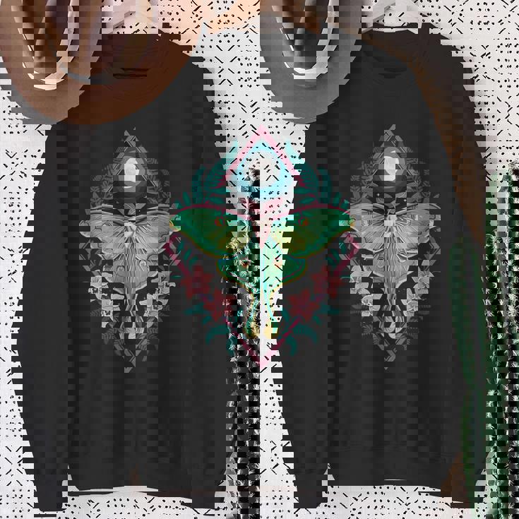 神秘的なルナモスムーンフローラルボーホーネイチャースピリットデザイン。 スウェットシャツ 年配の女性への贈り物