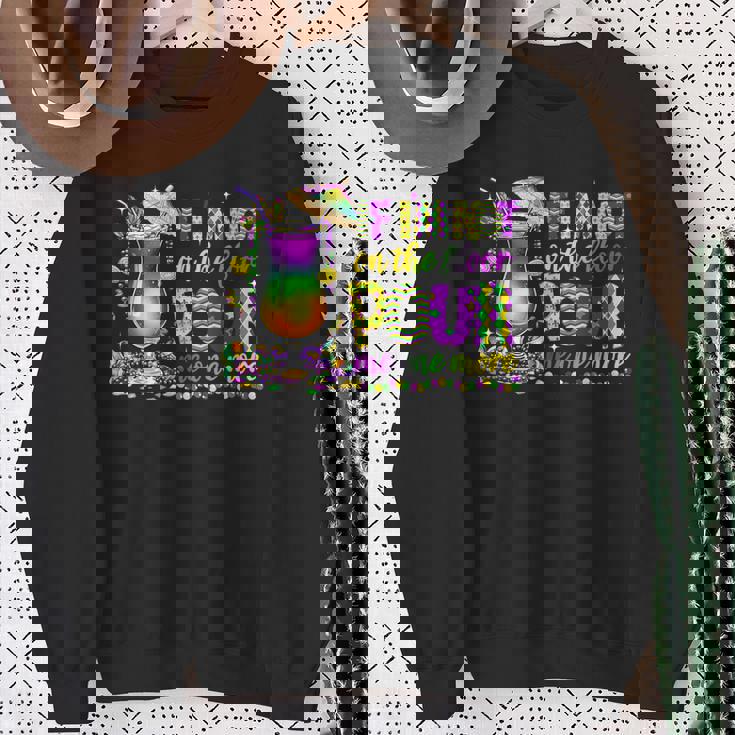 私が床にいないなら、マルディグラ（2025）をもう一杯注いでください スウェットシャツ 年配の女性への贈り物