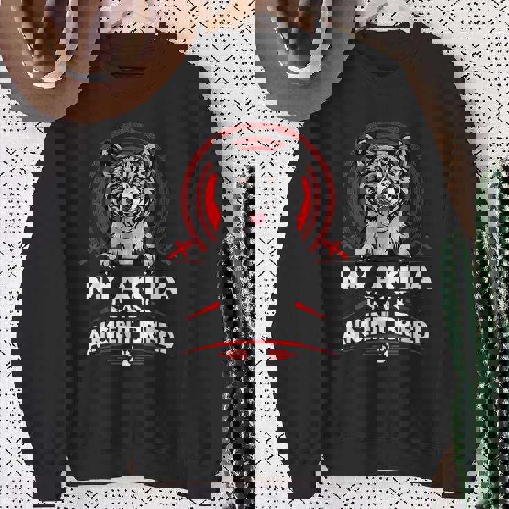 私の秋田は古代の品種の面白い子犬の犬の恋人です スウェットシャツ 年配の女性への贈り物