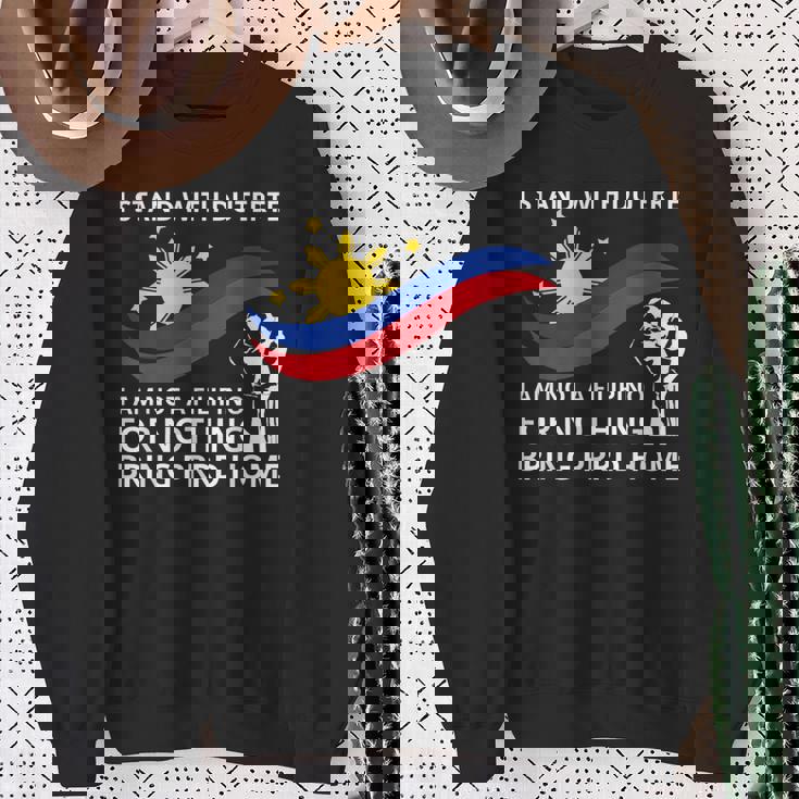 私はドゥテルテのtシャツを着て立っています。私は何の役にも立たないフィリピン人ではありません スウェットシャツ 年配の女性への贈り物