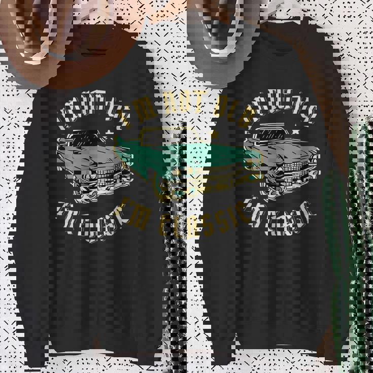 私は年をとっていない私はクラシックで面白い車のデザインです スウェットシャツ 年配の女性への贈り物