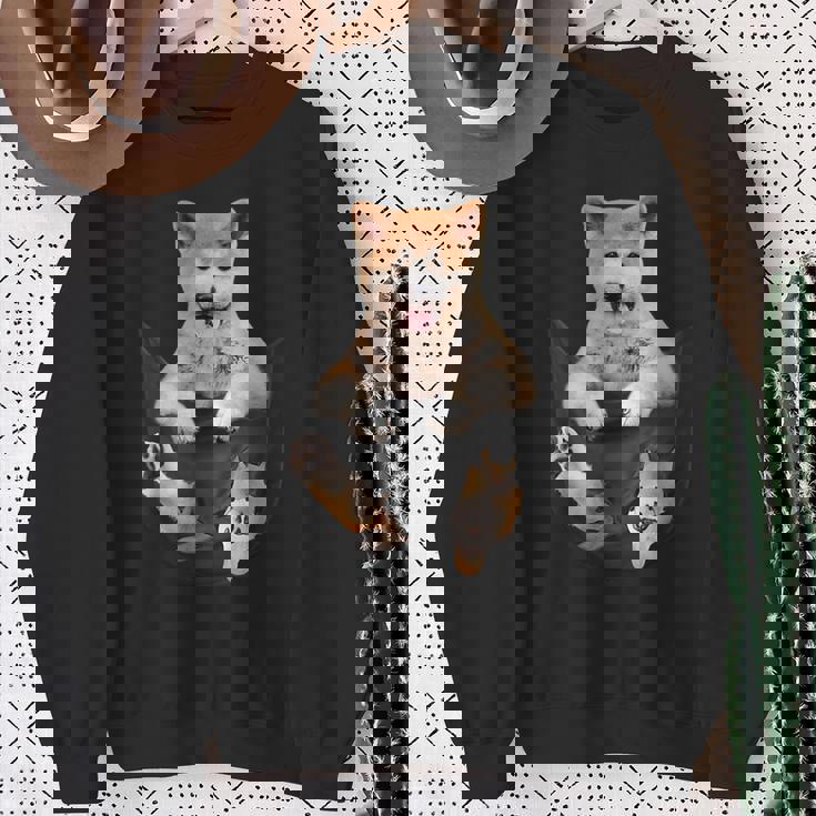 秋田愛好家のためのポケットの中の面白い秋田犬 スウェットシャツ 年配の女性への贈り物