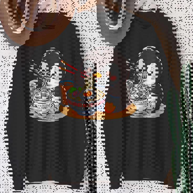 箸でラーメンを食べるかわいいペンギン スウェットシャツ 年配の女性への贈り物