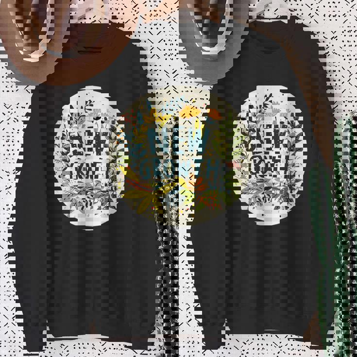 素敵な黄色い花と春の植物のための新しい成長スピーチ スウェットシャツ 年配の女性への贈り物