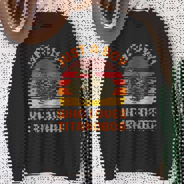 絶滅した大蛇ティタノボアを愛するただの少年 スウェットシャツ 年配の女性への贈り物