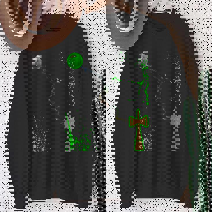 緑のスプレーの木のけん玉を渡ってガラスの球体に煙の波 スウェットシャツ 年配の女性への贈り物