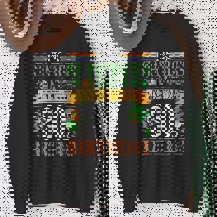 聖パトリックの日と私の30歳の誕生日 30歳 スウェットシャツ 年配の女性への贈り物