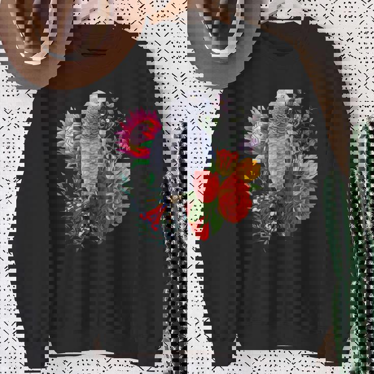 花と蝶とヨウム スウェットシャツ 年配の女性への贈り物