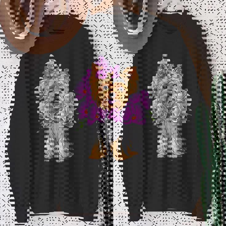 花を持つヨークシャー テリア スウェットシャツ 年配の女性への贈り物