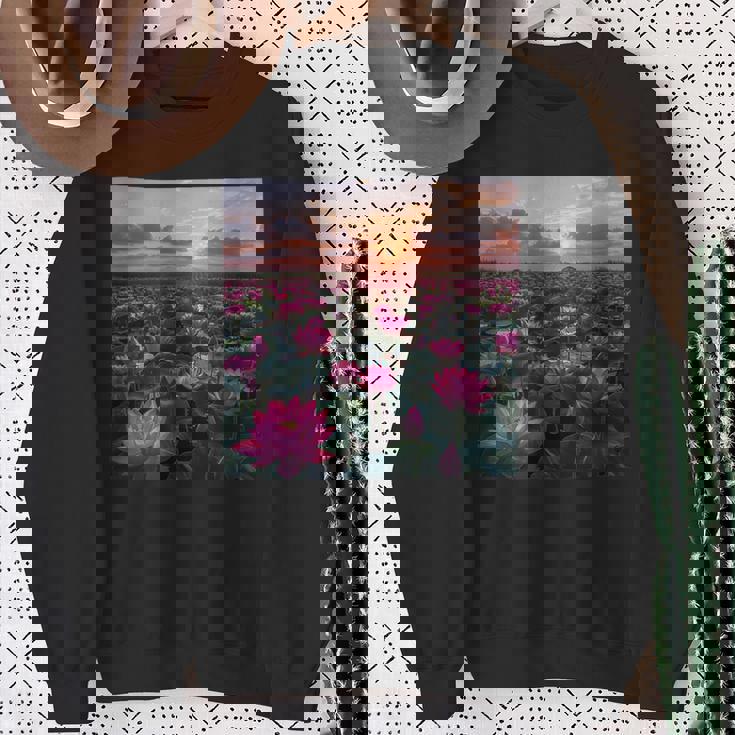 蓮の花畑 美しい夕日のグラフィック スウェットシャツ 年配の女性への贈り物