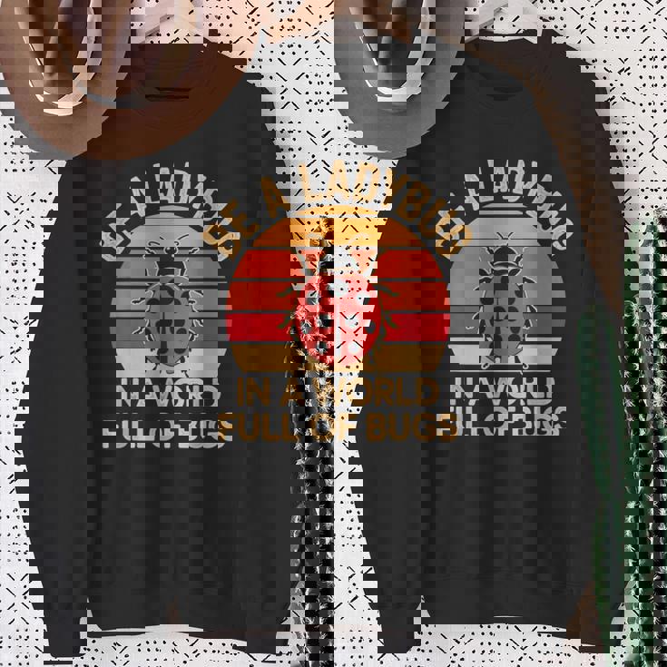 虫だらけの世界でてんとう虫になろう レトロなてんとう虫 スウェットシャツ 年配の女性への贈り物