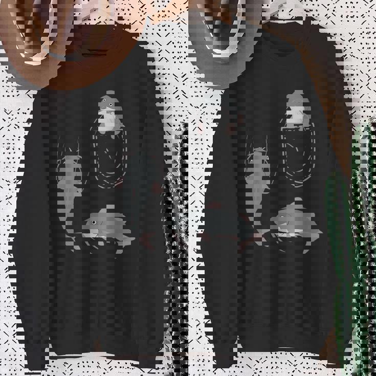 袋に入った魚 ナマズ スウェットシャツ 年配の女性への贈り物