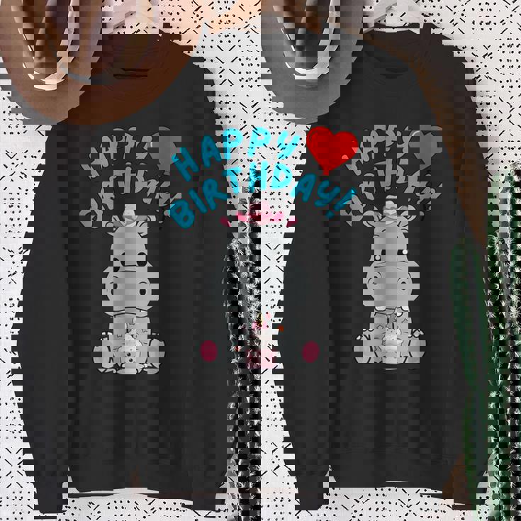 誕生日おめでとうギフト かわいいカバが彼女の誕生日を祝います スウェットシャツ 年配の女性への贈り物