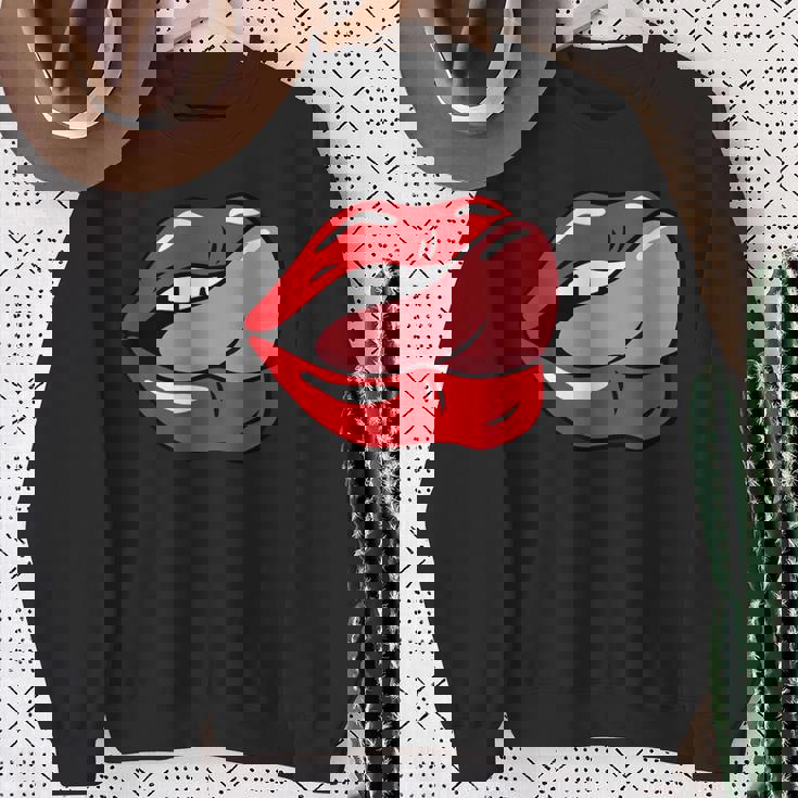 赤い唇を舐めるロックンロールグラフィック。 スウェットシャツ 年配の女性への贈り物