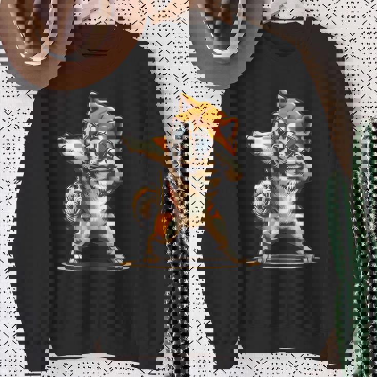 軽く叩く秋田犬 踊る軽く叩く犬 スウェットシャツ 年配の女性への贈り物